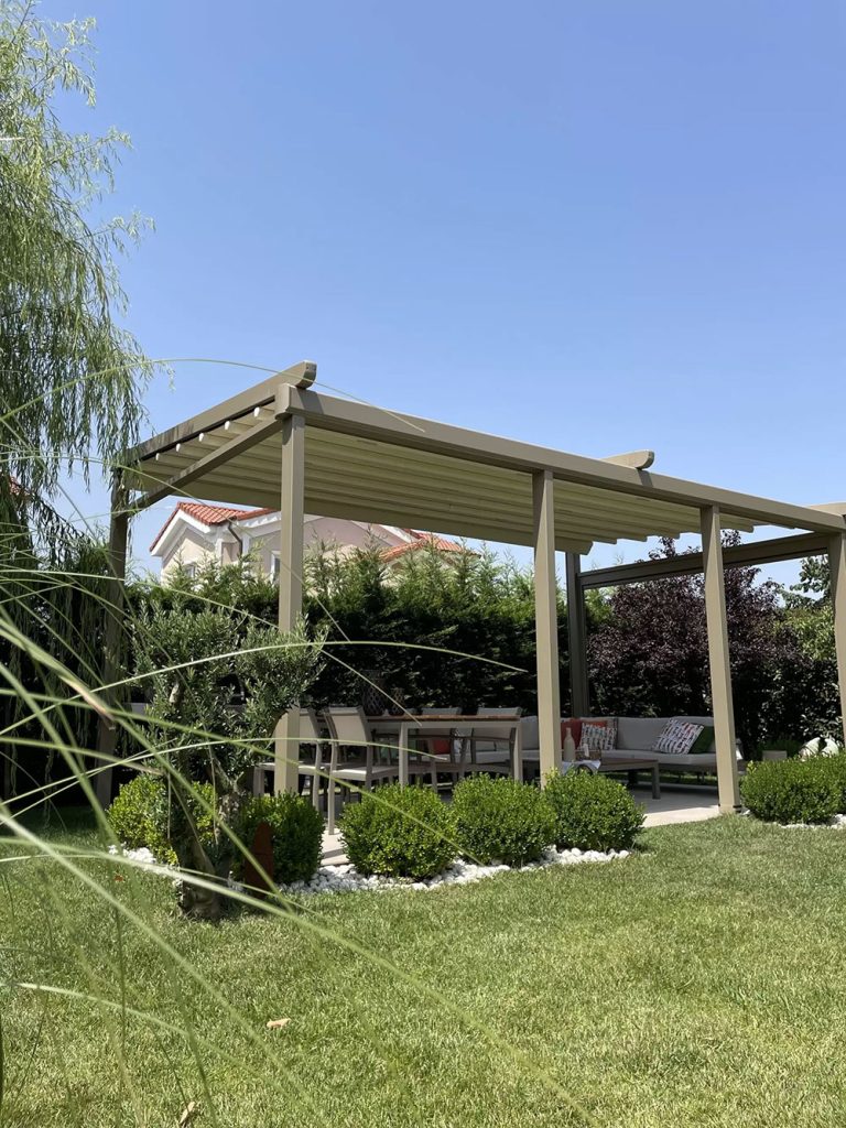 Maison de style cottage en Italie - Pergola Cedrus Gold