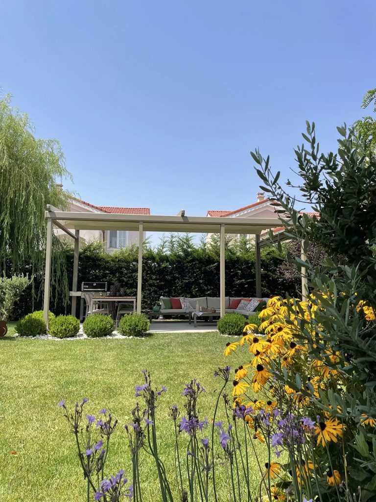 Maison de style cottage en Italie - Pergola Cedrus Gold