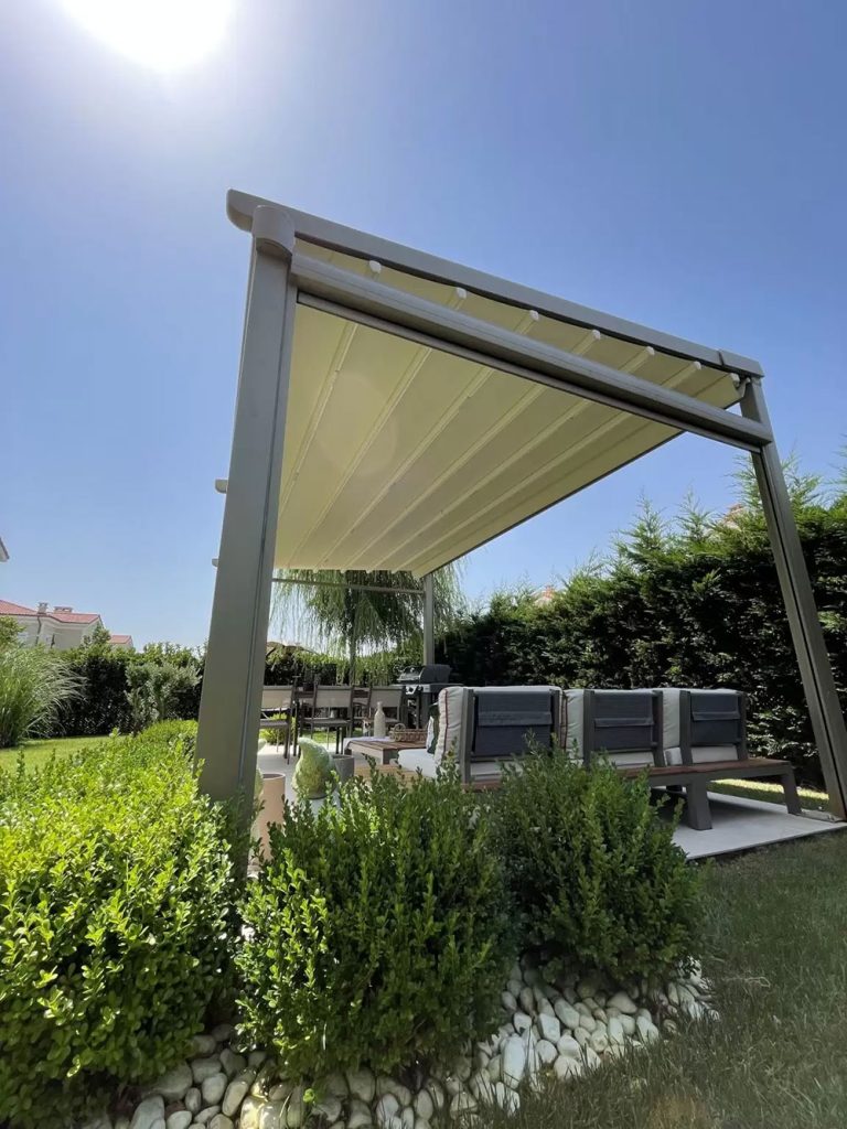 Maison de style cottage en Italie - Pergola Cedrus Gold
