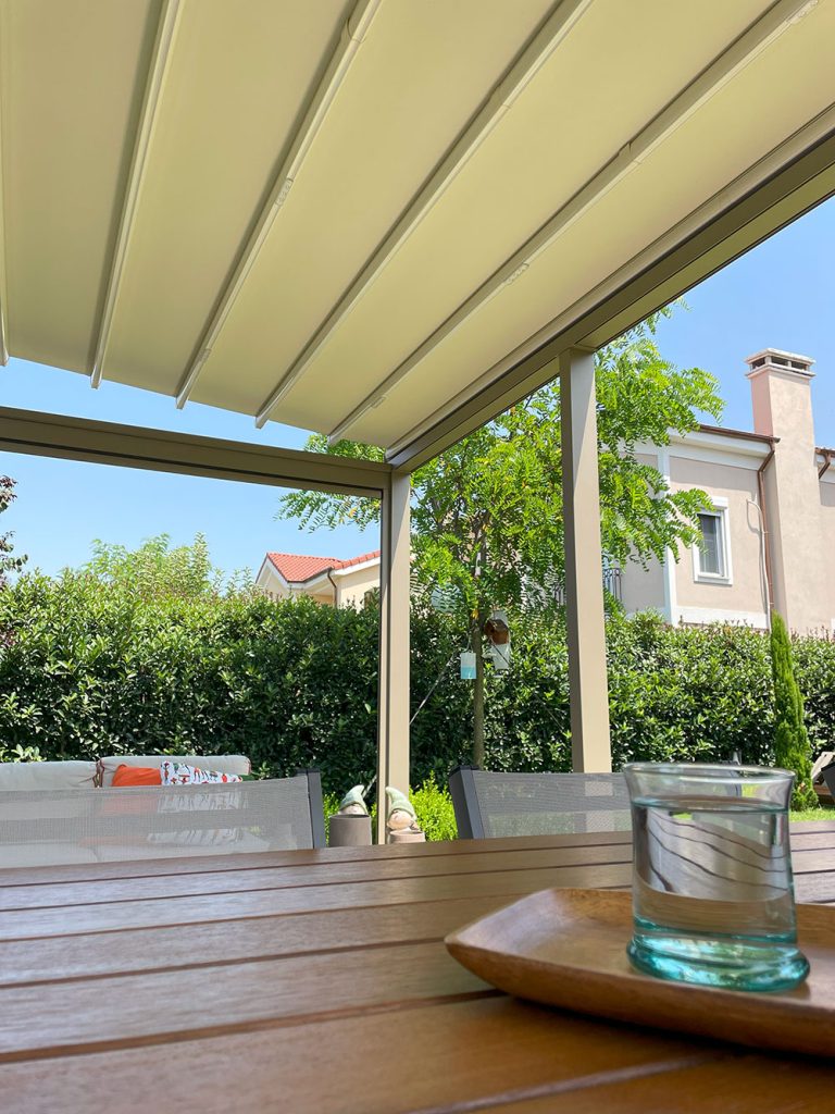 Maison de style cottage en Italie - Pergola Cedrus Gold