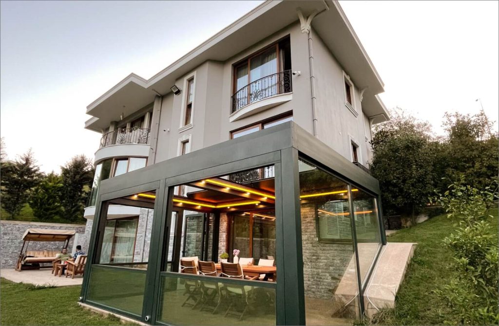 Loft Istanbul – Bioclimatique SkyFree – Systèmes de Verre Verlas