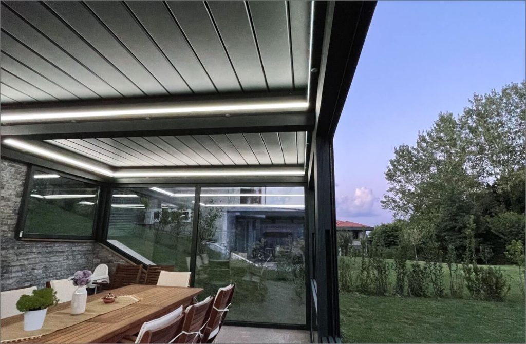Loft Istanbul – Bioclimatique SkyFree – Systèmes de Verre Verlas